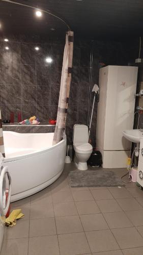 un bagno con vasca, WC e lavandino di Villa Maarianvaara a Rikkaranta