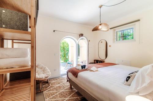 Ένα ή περισσότερα κρεβάτια σε δωμάτιο στο Villa Riva - by MyHomeInComo