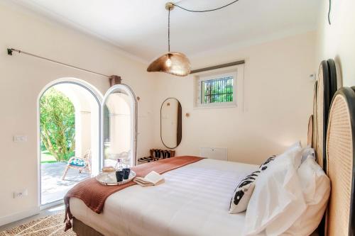 Ένα ή περισσότερα κρεβάτια σε δωμάτιο στο Villa Riva - by MyHomeInComo