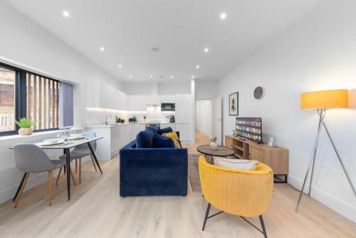 a living room with a blue couch and a table at Sercasa - Kingston upon Thames in Kingston upon Thames