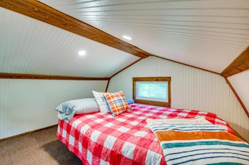 una cama en el medio de una habitación en Creek Access, Fire Pit and Grill Summerville Studio, en Summerville