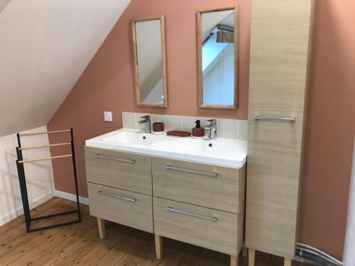 une salle de bain avec un lavabo et un miroir dans l'établissement Le 2ème étage de Manon, à Phalempin