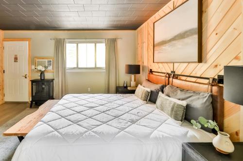 a bedroom with a large white bed in a room at Matterhorns Hunter Lodge in Hunter