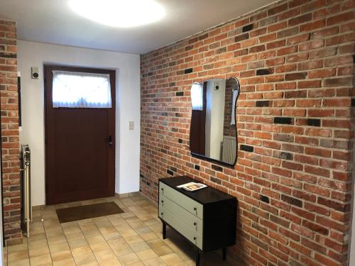Una pared de ladrillos con un televisor en una pared de ladrillos en Casa Fratello Bolderberg, en Heusden - Zolder
