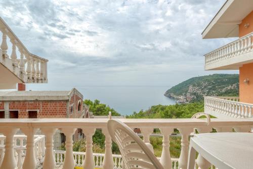 a balcony with chairs and a view of the ocean at Apartmani Marina in Sutomore