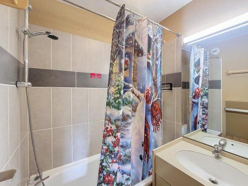 une salle de bain avec un rideau de douche et un lavabo dans l'établissement Appartement cosy 2 pièces pour 5 pers., balcon sud, au pied des pistes, proches commerces - FR-1-275-168, à La Rosière