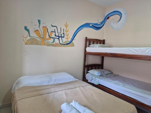 Postel nebo postele na pokoji v ubytování Dendê Jazz Hostel e Pousada