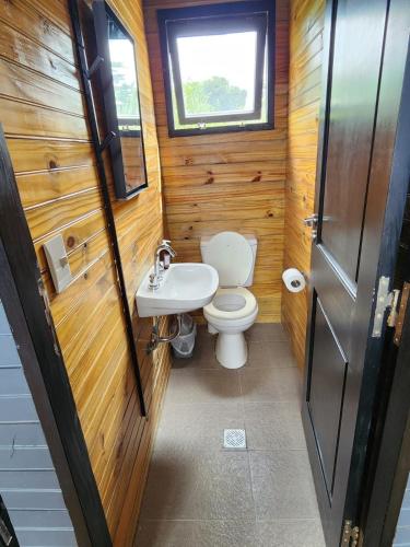 a small bathroom with a toilet and a sink at Casa Cortés Golf - Exclusivo Adultos - Solo con Reserva y Aceptación de Reglamento in Sierra de la Ventana