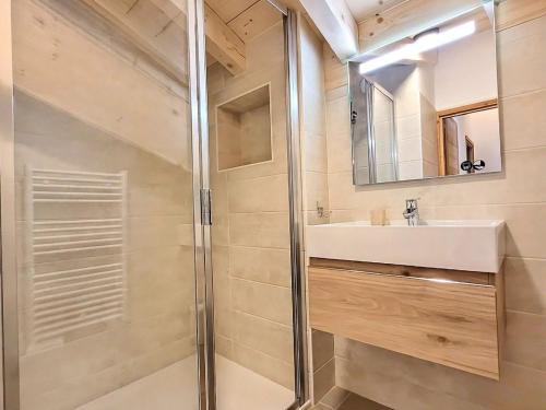 une salle de bain avec douche et lavabo dans l'établissement Appartement lumineux avec balcon, proche pistes et parking sécurisé - Les Gets - FR-1-598-162, aux Gets