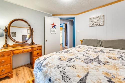 Ένα ή περισσότερα κρεβάτια σε δωμάτιο στο Cabana Luna Cabin with Deck, Swing and Fire Pit!