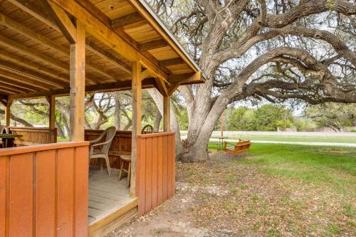 Κήπος έξω από το Cabana Luna Cabin with Deck, Swing and Fire Pit!
