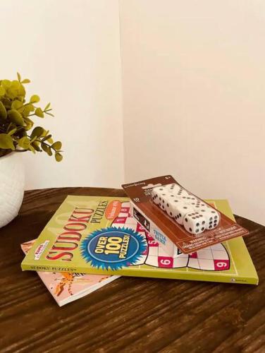 a box of cereal and a cake on a table at Bienvenidos a la Pequeña Selva de Legnalife in Homestead