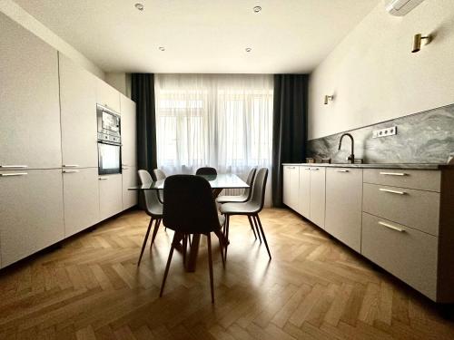 eine Küche mit Tisch und Stühlen in einem Zimmer in der Unterkunft KIKI stay and art in Košice