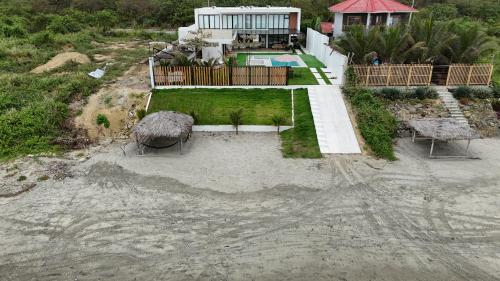 an aerial view of a house with a swimming pool at Ola dorada de Canoa in El Recreo