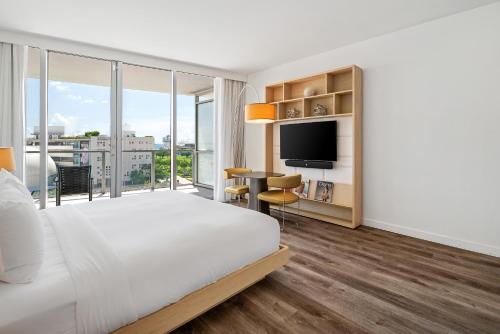 Postel nebo postele na pokoji v ubytování The Grayson Hotel Miami Downtown