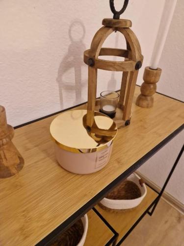 a wooden mixer sitting on top of a wooden table at Helle 3 Zimmer Wohnung im Harz in Halberstadt