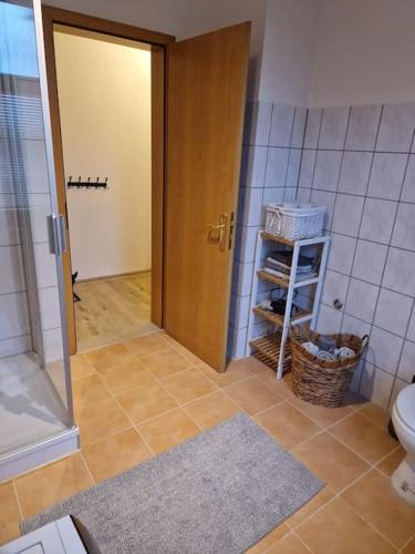 a bathroom with a toilet and a glass door at Helle 3 Zimmer Wohnung im Harz in Halberstadt