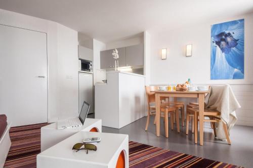 une cuisine et un salon avec une table et des chaises dans l'établissement Appartement 2 Pièces + 1 Coin Nuit 6 Personnes Vue Montagne MAE-9071, à Avoriaz