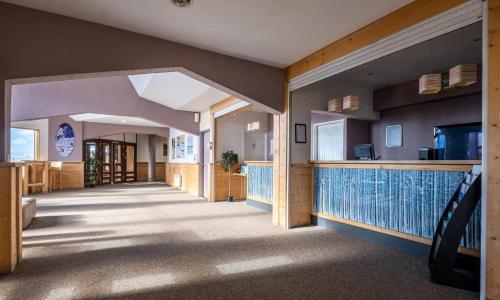 - une grande piscine dans un bâtiment avec une maison dans l'établissement Appartement 2 Pièces 4 Personnes Vue Montagne MAE-9051, à Avoriaz