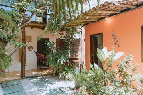 an outside view of a house with plants at Pousada Maria Dajuda Caraiva in Caraíva