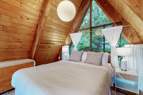 Postel nebo postele na pokoji v ubytování A-Frame Adventure