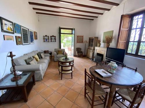 Casa Rural Huerto del Carmen في Puebla Larga: غرفة معيشة بها أريكة وطاولة