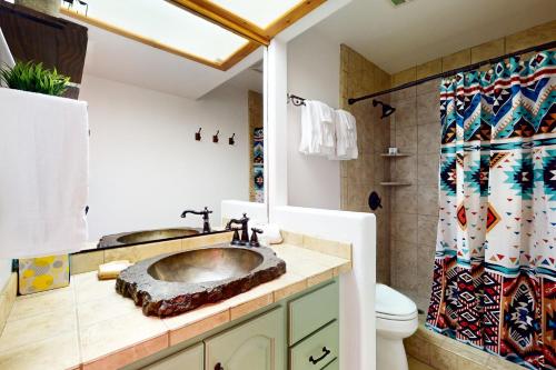 ein Badezimmer mit Waschbecken und Dusche in der Unterkunft Oak Creek Estados Holiday Condo in Sedona