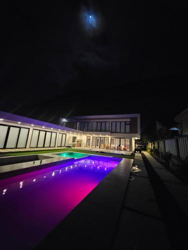 a swimming pool lit up at night at Ola dorada de Canoa in El Recreo