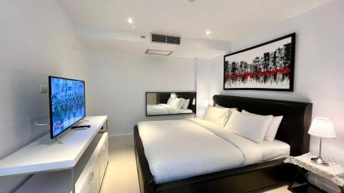 Postel nebo postele na pokoji v ubytování B12a Pool Access partial Seaview 2brs 1bath Karon