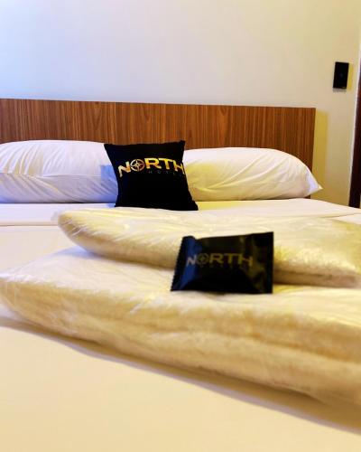 two beds in a hotel room with at NORTH HOTEIS in Montes Claros