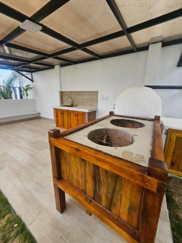 a wooden tub in a room with a sink at Ola dorada de Canoa in El Recreo