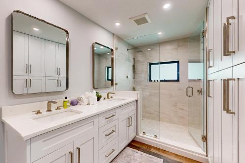 ein weißes Badezimmer mit Waschbecken und Dusche in der Unterkunft Tropical Treasure Retreat in Marco Island