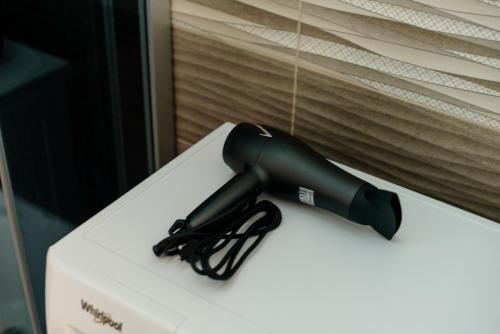eine schwarze Taschenlampe auf einer Kiste in der Unterkunft Harmony House in Chişinău