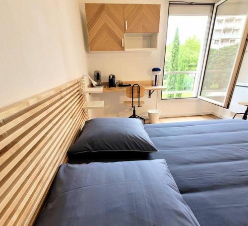 Studio cosy, rénové, bien situé, parking privé