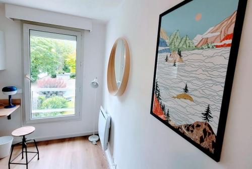 une peinture murale dans une pièce avec fenêtre dans l'établissement Studio cosy, rénové, bien situé, parking privé, à Grenoble