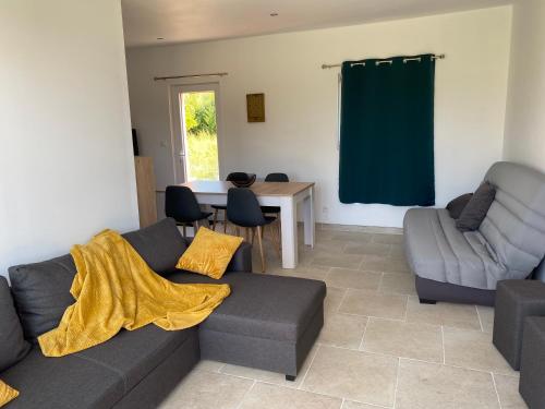 un salon avec un canapé et une table dans l'établissement Un séjour à la ferme, à Sommery