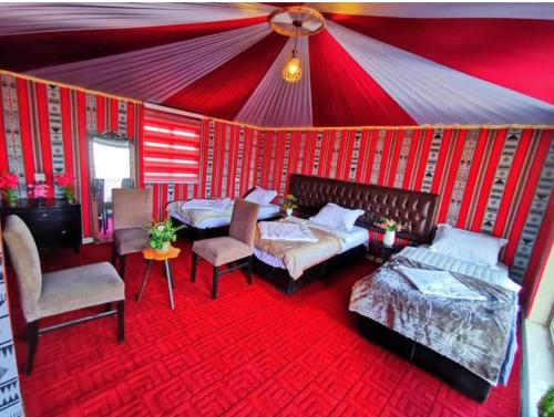 Postel nebo postele na pokoji v ubytování Wadi Rum Bedouin style camp