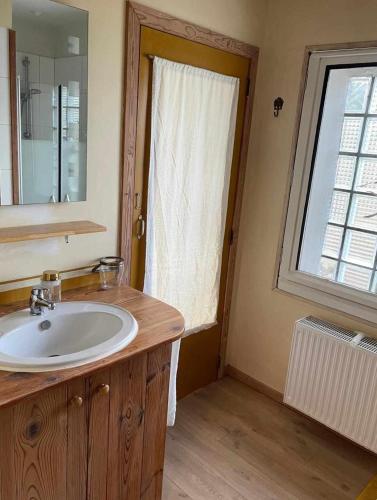 a bathroom with a sink and a window at Hanami - studio in Zwalm