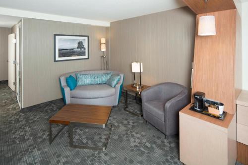 Courtyard by Marriott Dallas Midlothian at Midlothian Conference Centerにあるシーティングエリア