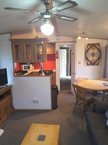 Kuchyň nebo kuchyňský kout v ubytování Seaview caravan park plot 117