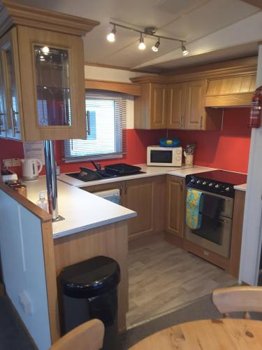 Kuchyň nebo kuchyňský kout v ubytování Seaview caravan park plot 117