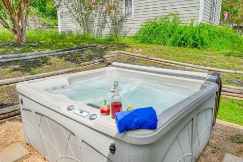 ein Whirlpool mit Getränken darin in einem Hinterhof in der Unterkunft Sunday Circle - Hot Tub & Hill Country Wine Trail in Fredericksburg