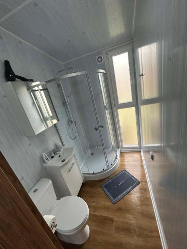un bagno con wc, doccia e lavandino di Zacisze obok Suntago Park a Grabce