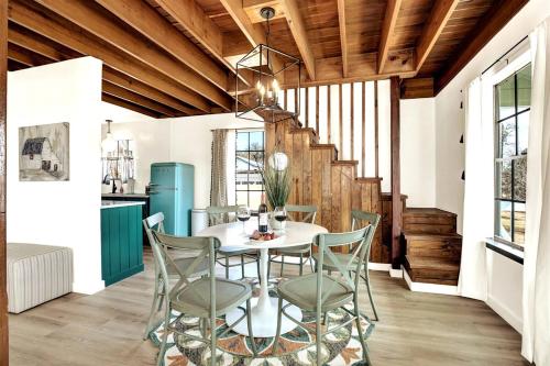 ein Esszimmer mit Tisch und Stühlen in der Unterkunft Sunday Circle - Hot Tub & Hill Country Wine Trail in Fredericksburg