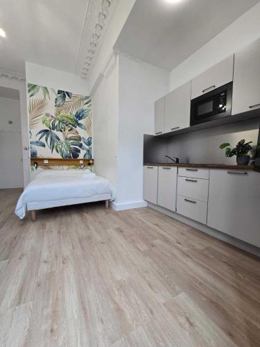 Cette grande chambre blanche comprend un lit et des armoires. dans l'établissement Studio Opera, à Paris