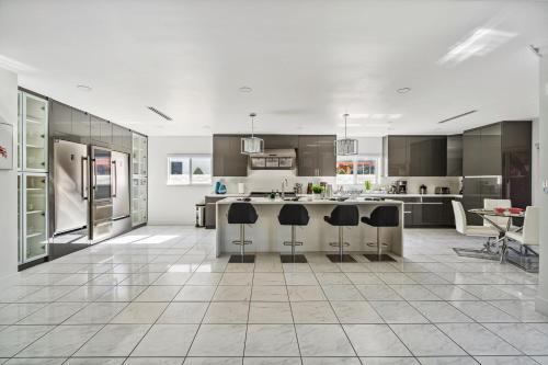 Cucina o angolo cottura di Tropical Pool Paradise x 6-BD 4-BA Luxury Living