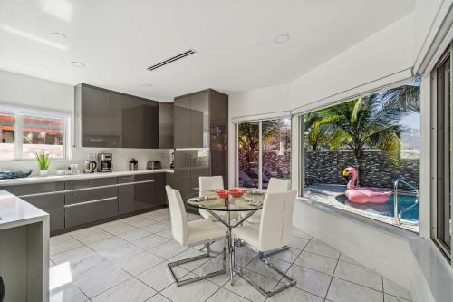 Cucina o angolo cottura di Tropical Pool Paradise x 6-BD 4-BA Luxury Living