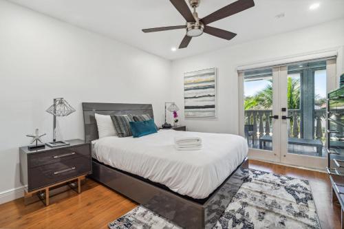 Letto o letti in una camera di Tropical Pool Paradise x 6-BD 4-BA Luxury Living