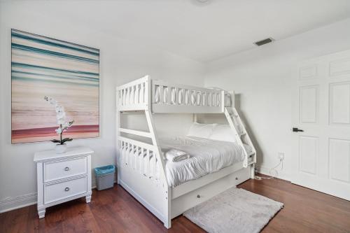 Letto o letti in una camera di Tropical Pool Paradise x 6-BD 4-BA Luxury Living