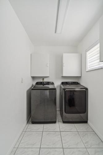 Cucina o angolo cottura di Tropical Pool Paradise x 6-BD 4-BA Luxury Living